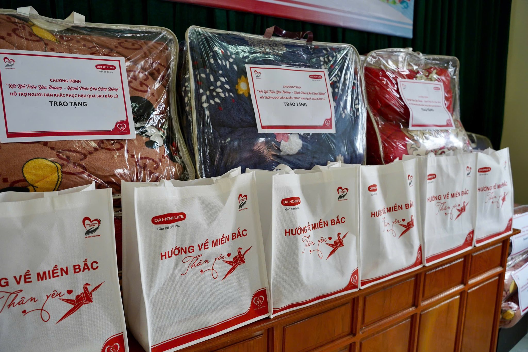 Hy vọng với sự hỗ trợ thiết thực từ Dai-ichi Life Việt Nam cùng sự quan tâm từ các cơ quan Ban Ngành địa phương và xã hội, người dân sẽ được tiếp thêm nghị lực, vượt qua khó khăn, sớm ổn định cuộc sống, hướng đến tương lai tốt đẹp phía trước